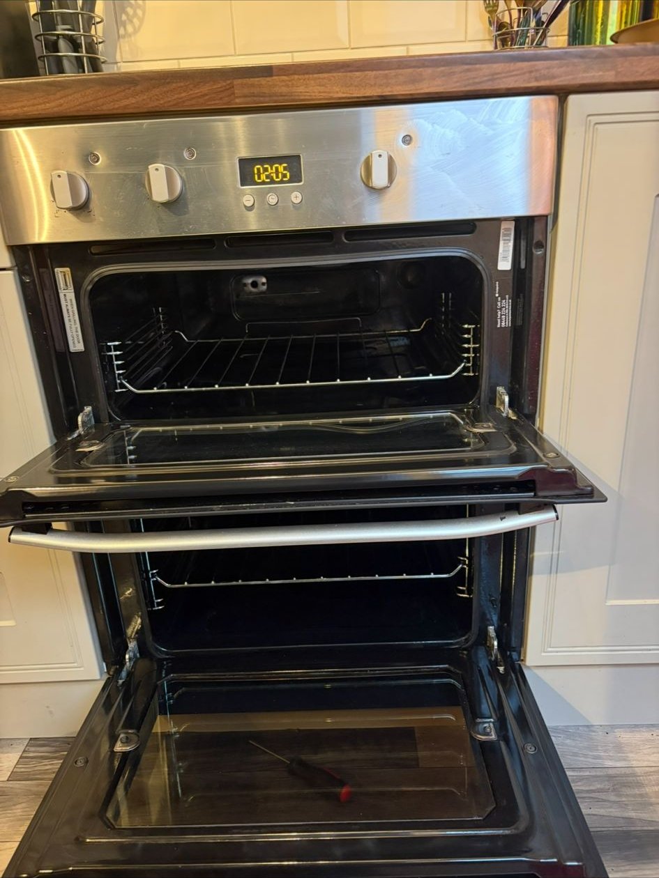 Double oven sparkling clean after professional service